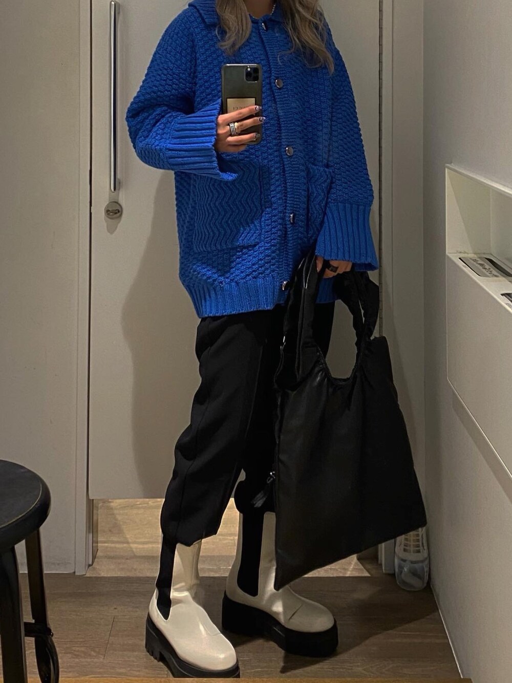 「私の推しブランド、JEANASiS、ジーナシス、ゆるコーデ、ハーフコート、ニット、ブーツイン、ギャザーバッグ、ブルー、カラーニット」｜「JEANASISのニットカラーハーフコート/930295（その他アウター、ブルー系）」を使った、ミサ(JEANASiS)さん（レディース・155cm）の冬コーディネートの1枚目の写真