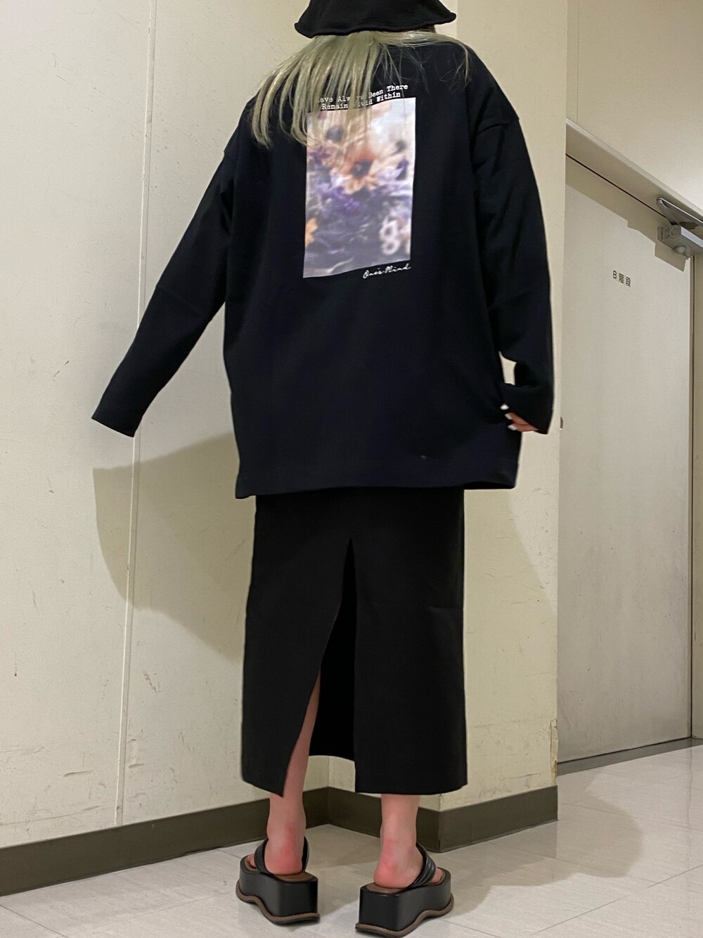「オトナカジュアル、プリントT、オールブラック、厚底サンダル、バケットハット、JEANASiS、ジーナシス、春コーデ、ロンT、タイトスカート」｜「JEANASISのフラワーフォトバックプリントロンT/933427（Tシャツ/カットソー、ブラック系）」を使った、ミサ(JEANASiS)さん（レディース・155cm）の春コーディネートの1枚目の写真