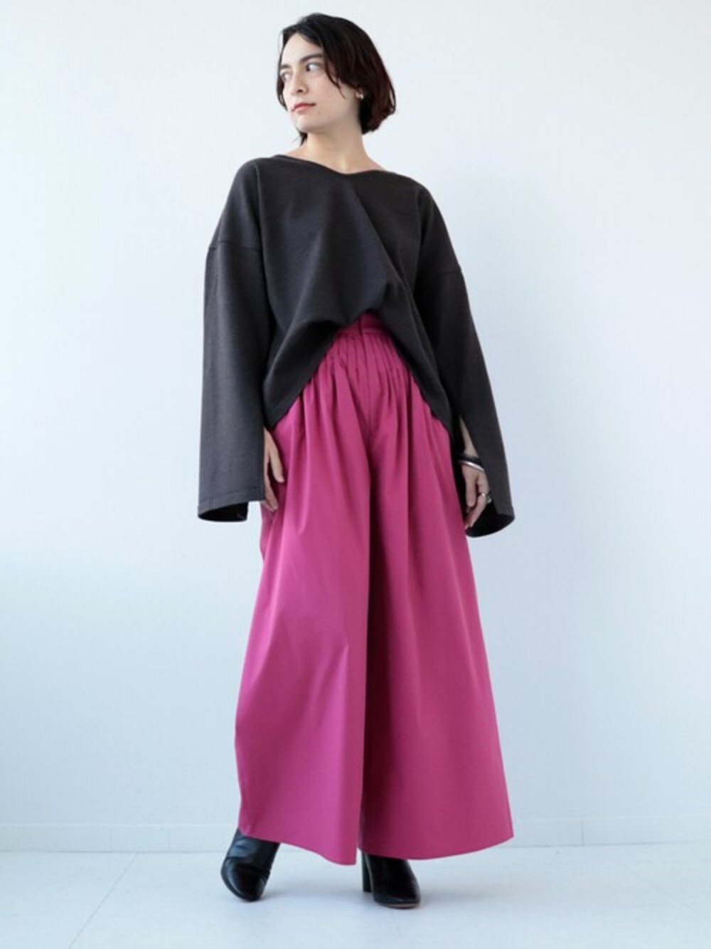 シルバー系のピアス(両耳用)を着用したレディースの秋コーディネートの1枚目の写真