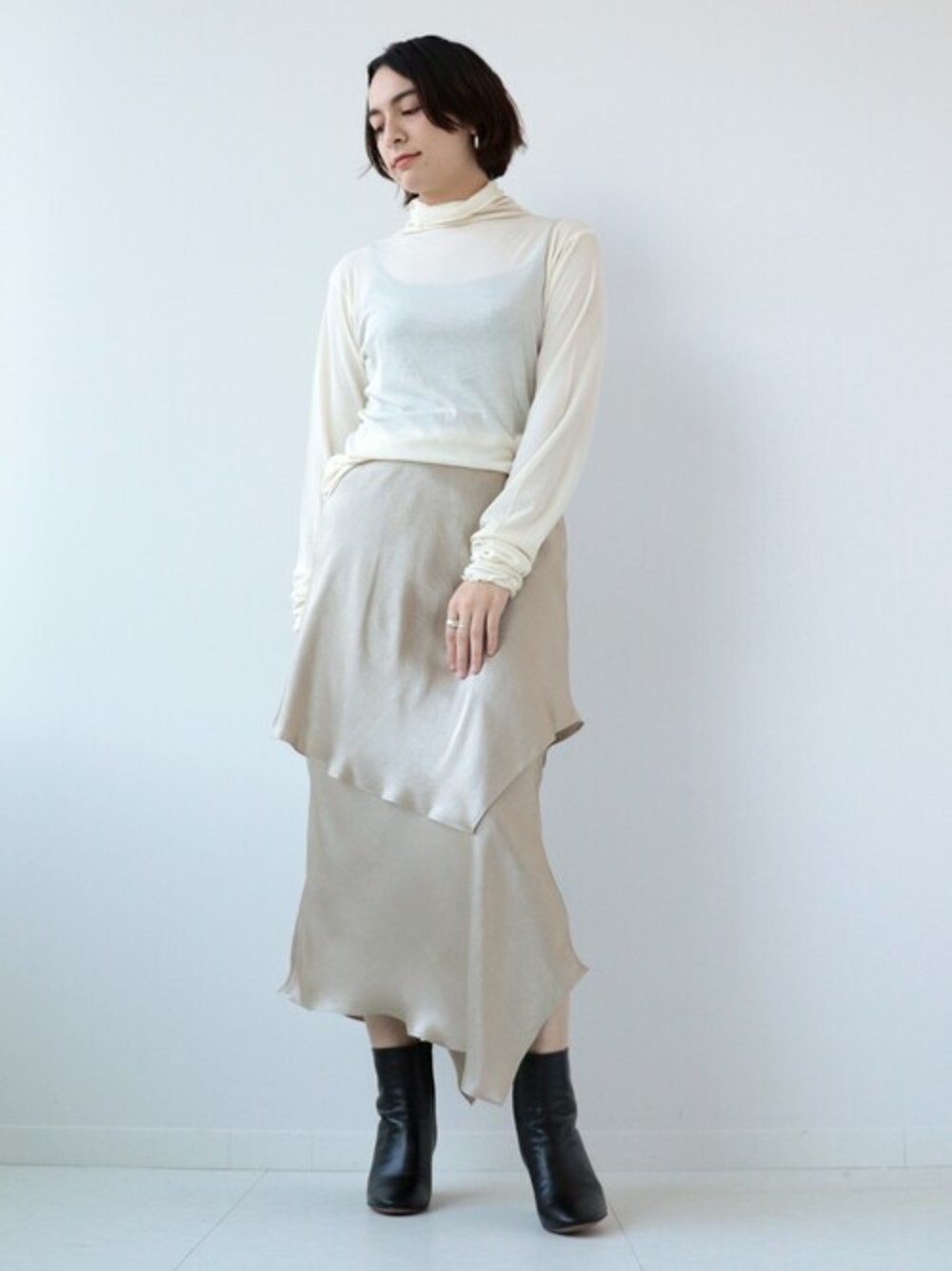 シルバー系のピアス(両耳用)を着用したレディースの秋コーディネートの1枚目の写真