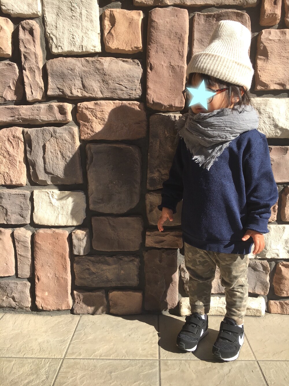 「シンプルコーデ、キッズコーデ、3歳、おとこのこ、スニーカー、ラクチンコーデ、スウェット」｜「COMECHATTO&CLOSETのARTEX WATCH CAP（ニットキャップ/ビーニー、ベージュ系）」を使った、y&y(*˘︶˘*).｡.:*♡さん（キッズ・90cm）の冬コーディネートの1枚目の写真