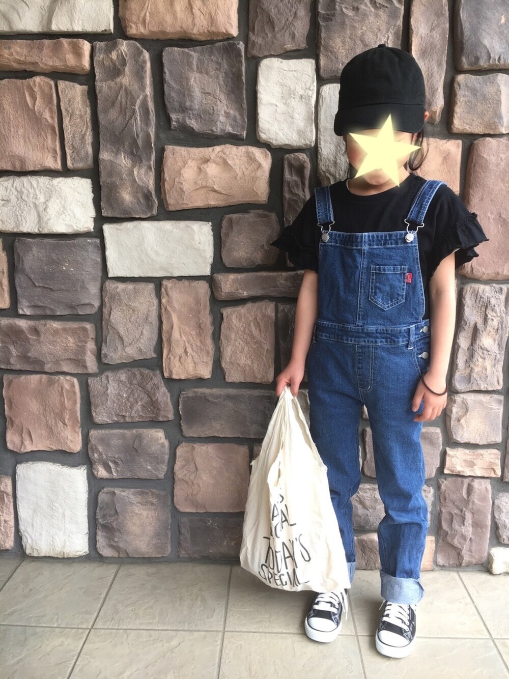 「サロペスタ、カジュアル、kidsfashion、サロペット、キャップ、おんなのこ、コンバース」｜「newhattanのニューハッタンキャップ（キャップ、ブラック系）」を使った、y&y(*˘︶˘*).｡.:*♡さん（キッズ・90cm）の春コーディネートの1枚目の写真