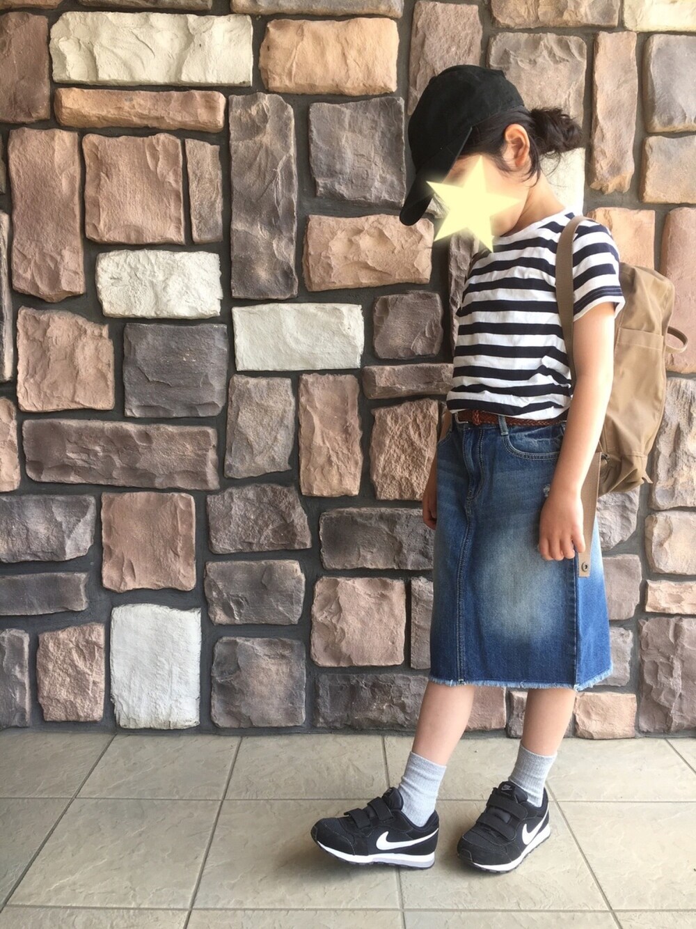 「カジュアル、シンプル、女の子、ボーダー、デニムスカート、スニーカー」｜「newhattanのニューハッタンキャップ（キャップ、ブラック系）」を使った、y&y(*˘︶˘*).｡.:*♡さん（キッズ・90cm）の春コーディネートの1枚目の写真