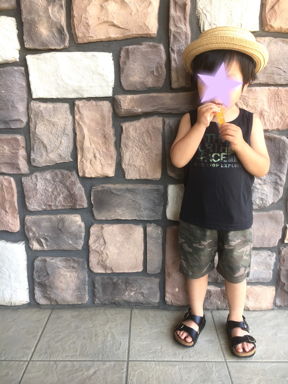 「夏コーデ、カジュアルコーデ、おとこのこ、カンカン帽、タンクトップ、ハーフパンツ、カモフラ、サンダル」｜「THE NORTH FACEのザ・ノース・フェイス  キッズ&ベビータンクトップ　/　カモロゴタンク（タンクトップ、ブラック系）」を使った、y&y(*˘︶˘*).｡.:*♡さん（キッズ・100cm）の夏コーディネートの1枚目の写真