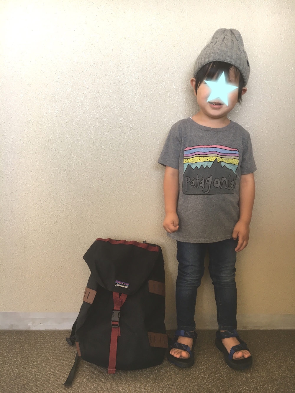 「kids、夏、シンプルコーデ、Tシャツ、スキニーデニム、パタゴニア」｜「BRANSHESのシンプルニットワッチ（ニットキャップ/ビーニー、グレー系）」を使った、y&y(*˘︶˘*).｡.:*♡さん（キッズ・100cm）の夏コーディネートの1枚目の写真