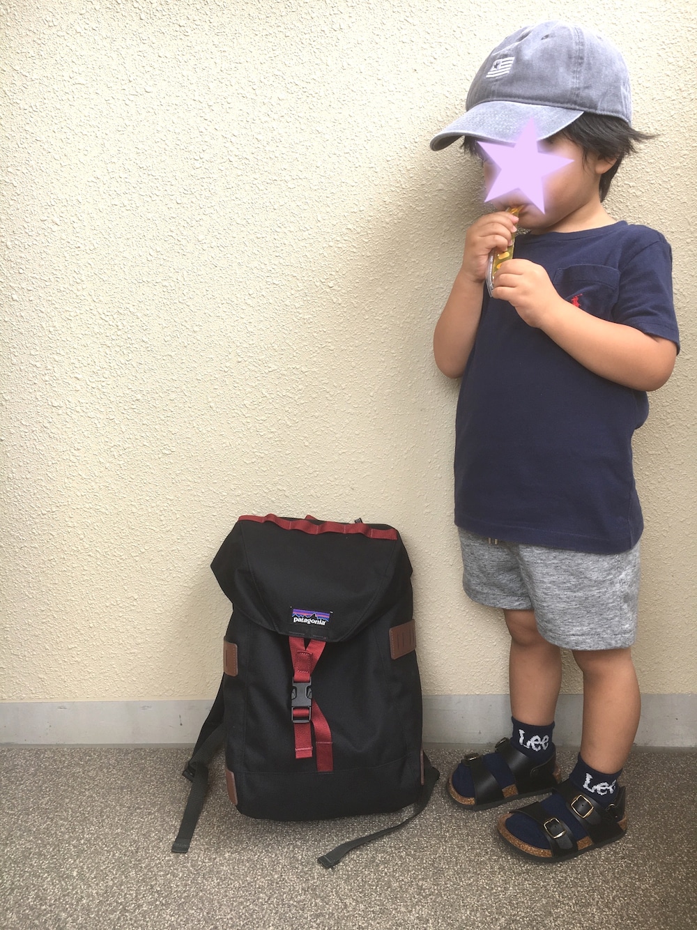 「kids、カジュアルコーデ、男の子、シンプルコーデ、ネイビー×グレー、サンダルに靴下」｜「CIAOPANIC TYPYの【パパとお揃い】キッズピグメントローキャップ（キャップ、ブラック系）」を使った、y&y(*˘︶˘*).｡.:*♡さん（キッズ・100cm）の夏コーディネートの1枚目の写真