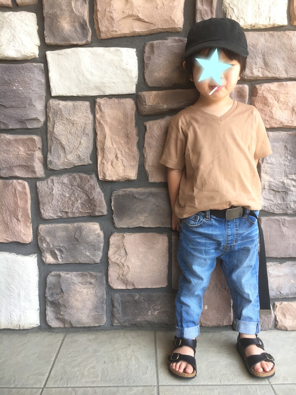 「シンプル、男の子、キッズコーデ、おとこのこ、Tシャツ、デニムパンツ、サンダル」｜「newhattanのニューハッタンキャップ（キャップ、ブラック系）」を使った、y&y(*˘︶˘*).｡.:*♡さん（キッズ・100cm）の夏コーディネートの1枚目の写真