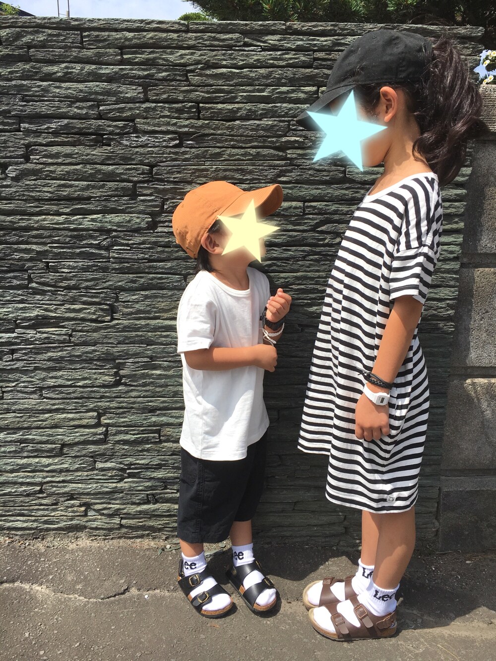 「キッズファッション、カジュアルコーデ、kids、リンクコーデ、姉弟、靴下×サンダル、ブラック×ホワイト、キャップ」｜「newhattanのニューハッタンキャップ（キャップ、ブラック系）」を使った、y&y(*˘︶˘*).｡.:*♡さん（キッズ・100cm）の夏コーディネートの1枚目の写真