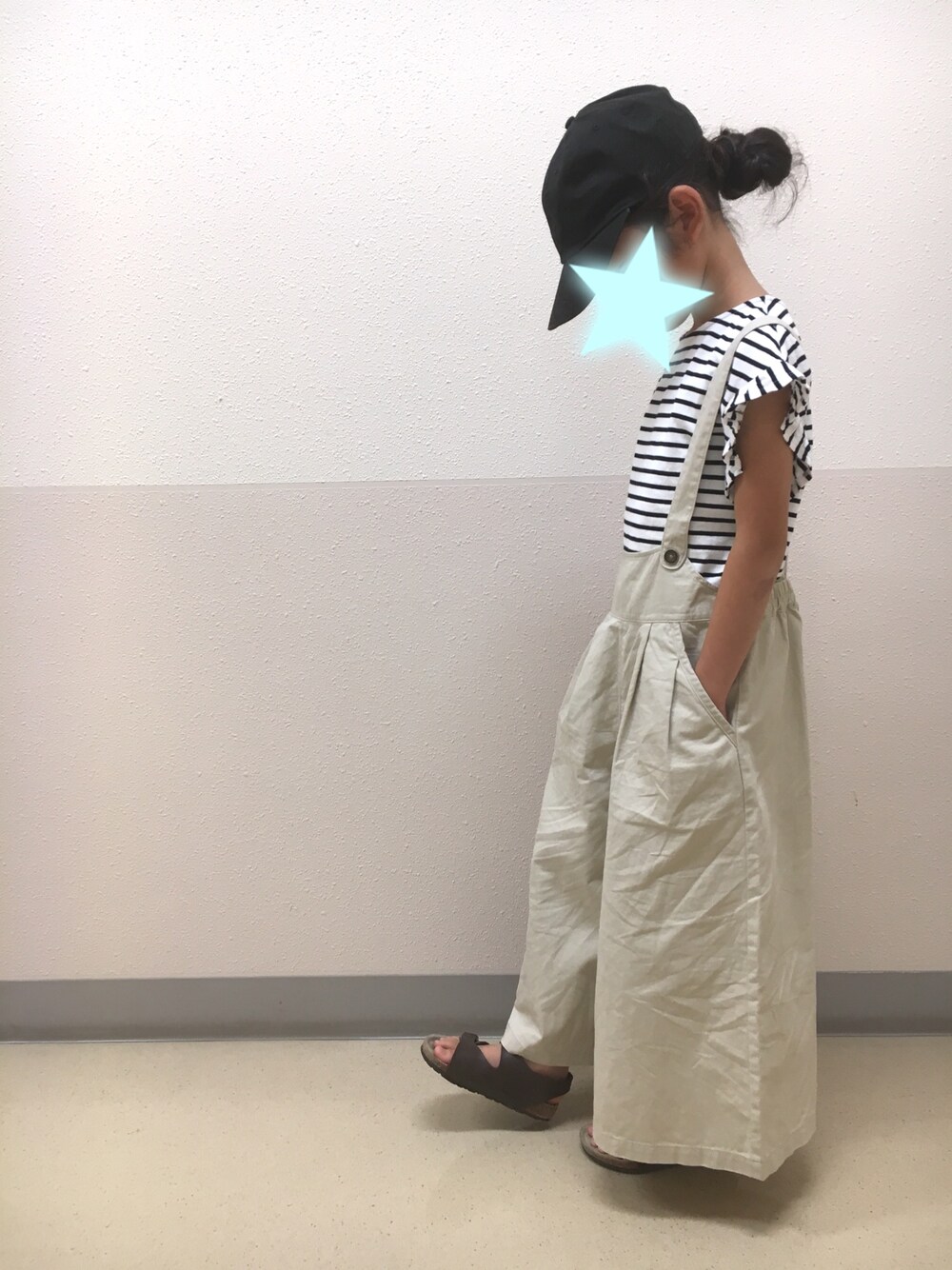 「シンプルコーデ、kids、カジュアルコーデ、キッズコーデ、ボーダー、サロペット、キャップ、サンダル」｜「newhattanのニューハッタンキャップ（キャップ、ブラック系）」を使った、y&y(*˘︶˘*).｡.:*♡さん（キッズ・100cm）の夏コーディネートの1枚目の写真