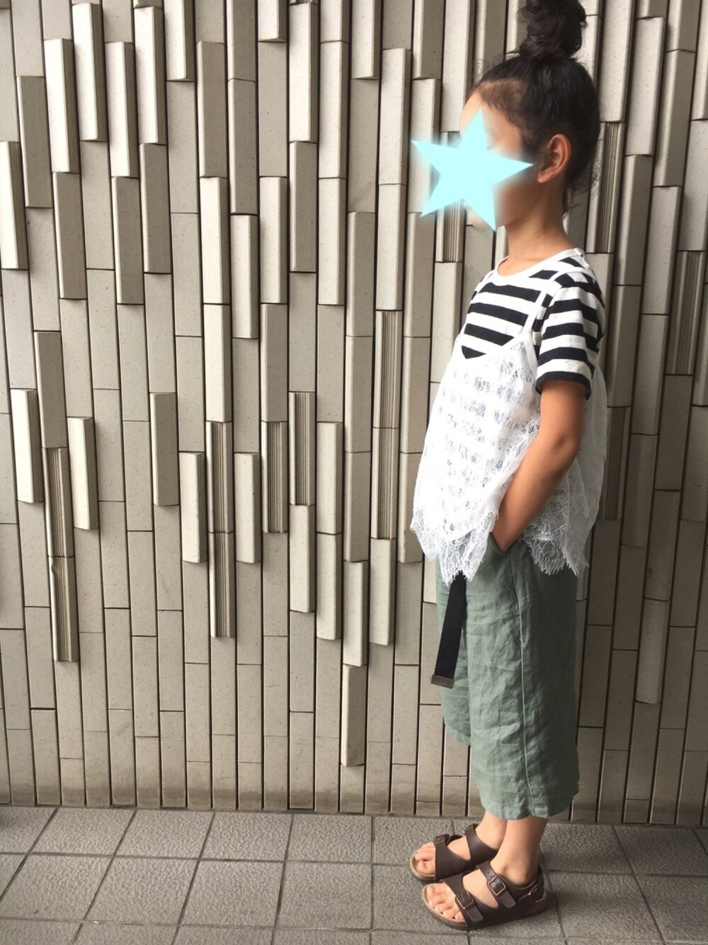 「おんなのこ、キッズコーデ、kids、おだんごヘアー、ボーダー、レースキャミソール、パンツスタイル、サンダル」｜「BRANSHESのレースキャミソール（キャミソール、ホワイト系）」を使った、y&y(*˘︶˘*).｡.:*♡さん（キッズ・100cm）の夏コーディネートの1枚目の写真