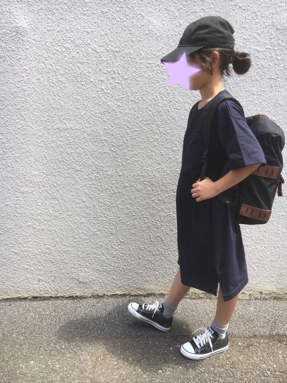 「シンプル、ワンピース、キャップ、スニーカー、リュック」｜「newhattanのニューハッタンキャップ（キャップ、ブラック系）」を使った、y&y(*˘︶˘*).｡.:*♡さん（キッズ・100cm）の夏コーディネートの1枚目の写真