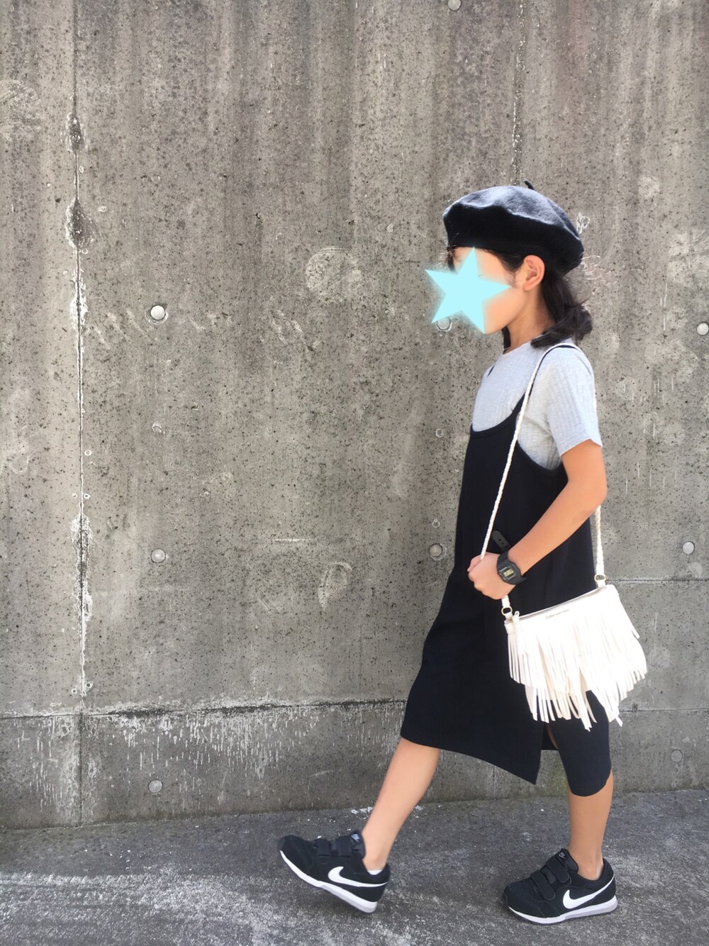「キッズファッション、おんなのこ、モノトーン、ベレー帽、キャミワンピ、スニーカー」｜「BRANSHESのトタンテレコ半袖Tシャツ（Tシャツ/カットソー、グレー系）」を使った、y&y(*˘︶˘*).｡.:*♡さん（キッズ・100cm）の夏コーディネートの1枚目の写真