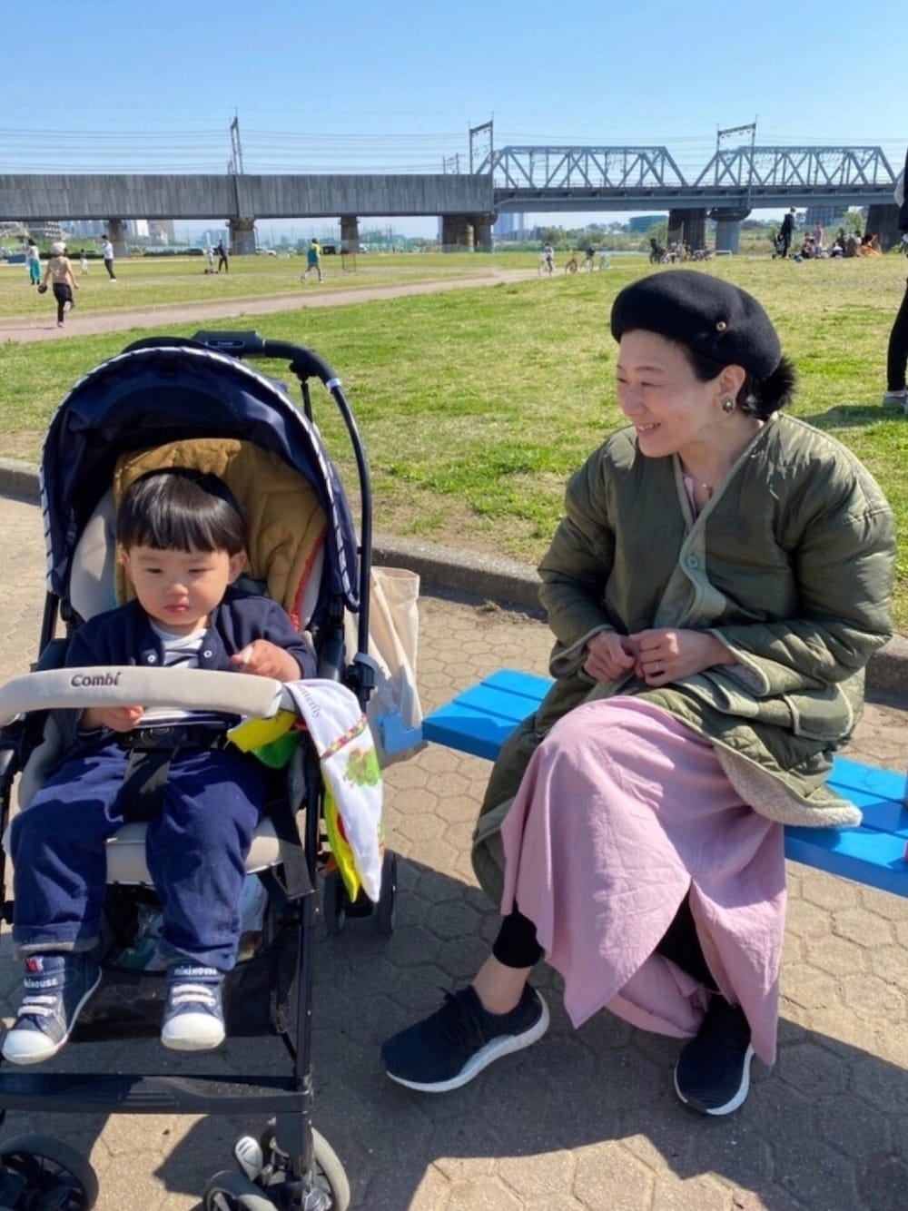 「親子コーデ、ママコーデ、春カラー、カジュアルコーデ、スニーカー、ワンピース、ゆったりコーデ、オトナカジュアル、ピンクコーデ、おしゃれさんと繋がりたい」｜「MIKI HOUSEのアイテム（スニーカー、ブルー系）」を使った、azytさん（レディース・158cm）の春コーディネートの1枚目の写真