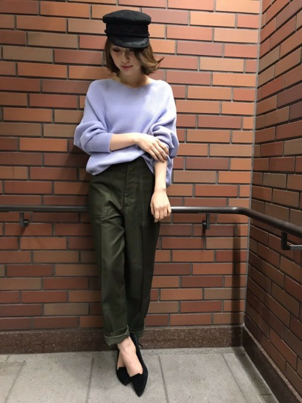 パープル系のニット/セーター、グリーン系のその他パンツを着用したレディースの冬コーディネートの1枚目の写真