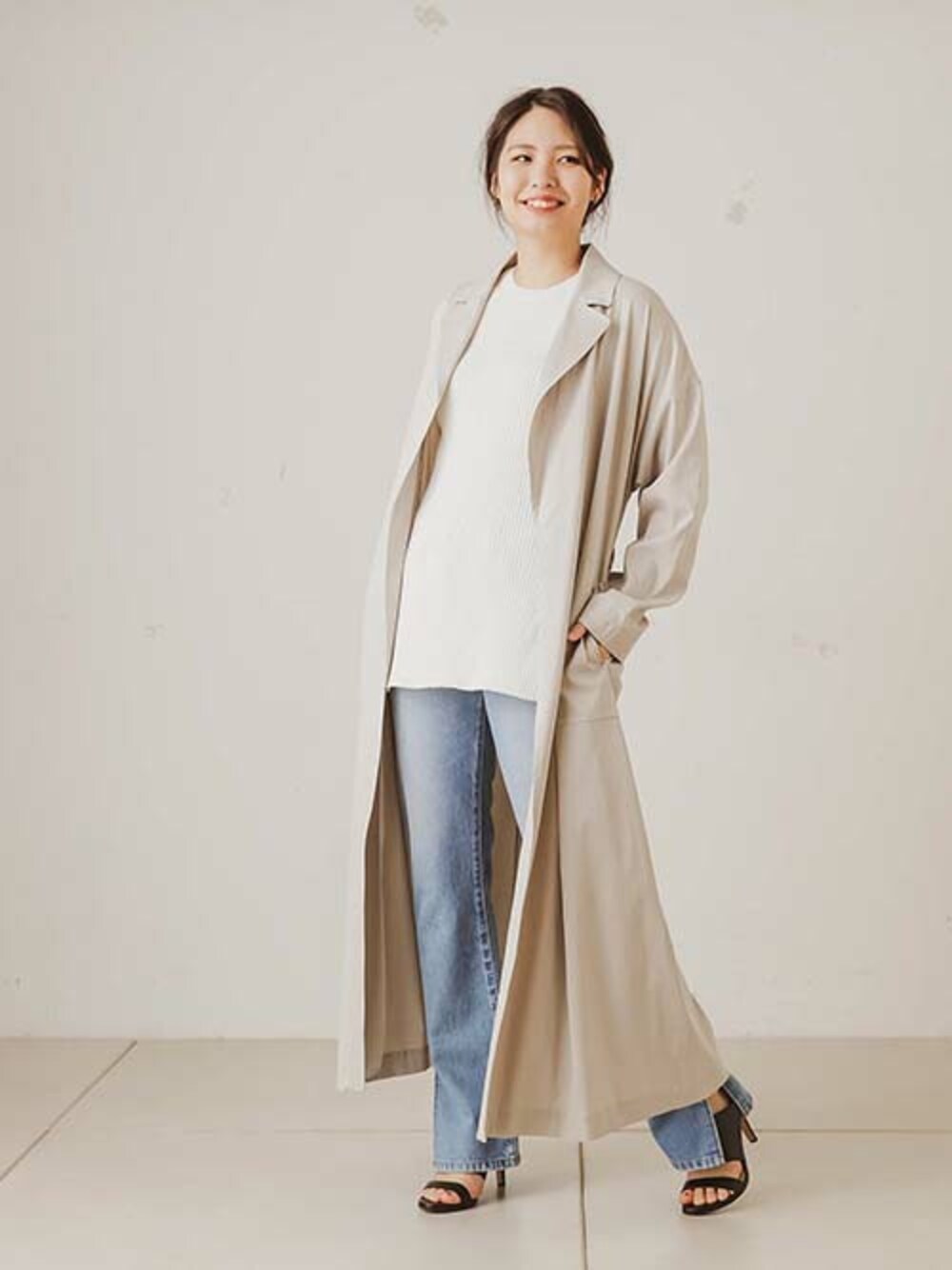 「コート、ニット、デニム、カジュアル、シンプル、サンダル、パンツスタイル、オトナカジュアル、Ouvrage Classe、オトナ女子」｜「woadblueの【woadblue（ウォードブルー）】ASPEN/アスペン スリットデニムパンツ（デニムパンツ、ブルー系）」を使った、OUVRAGE CLASSEさん（レディース・158cm）の春コーディネートの1枚目の写真