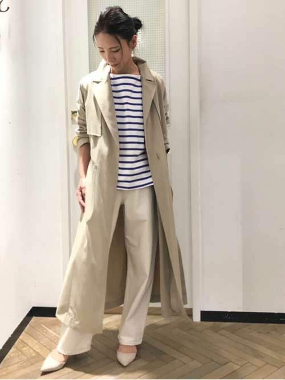 ベージュ系のトレンチコート、ベージュ系のデニムパンツ、グレー系のパンプスを着用したレディースの春コーディネートの1枚目の写真