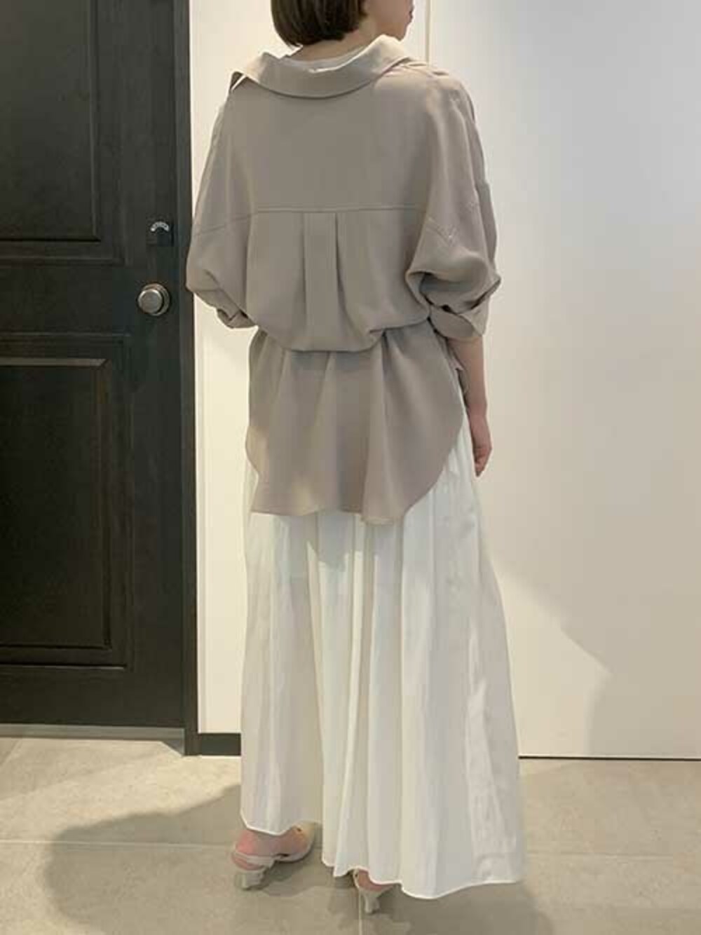 ベージュ系のシャツ/ブラウス、ホワイト系のその他パンツ、グレー系のパンプスを着用したレディースの春コーディネートの1枚目の写真