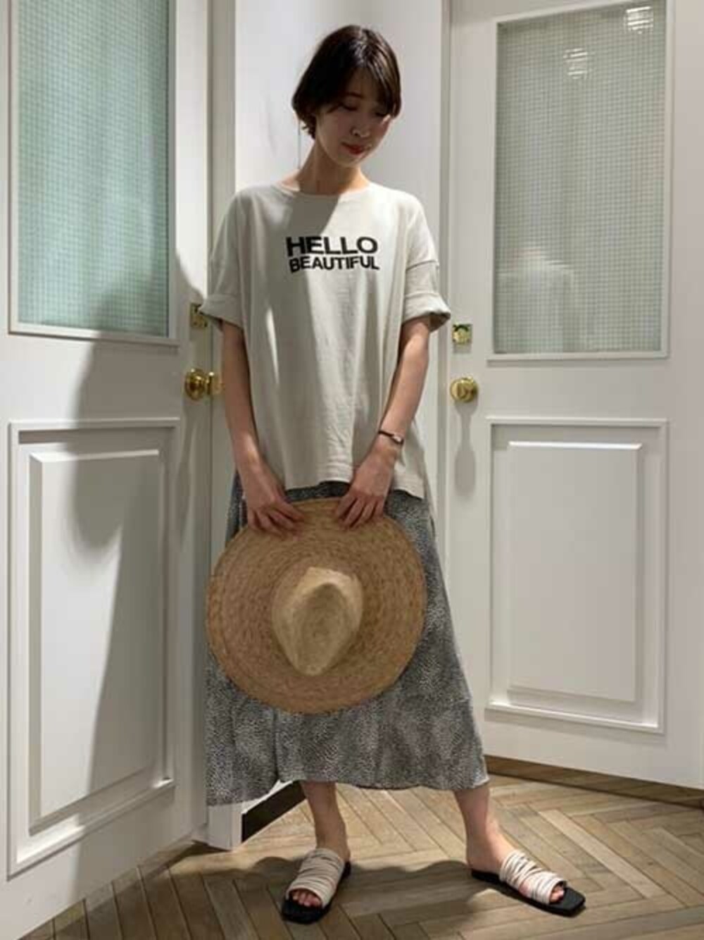「スカート、ロゴT、Tシャツ、サンダル、夏コーデ、オトナカジュアル、Ouvrage Classe、オトナ女子」｜「OUVRAGE CLASSEのロゴプリントオーバーTシャツ（Tシャツ/カットソー、ベージュ系）」を使った、OUVRAGE CLASSEさん（レディース・158cm）の春コーディネートの1枚目の写真