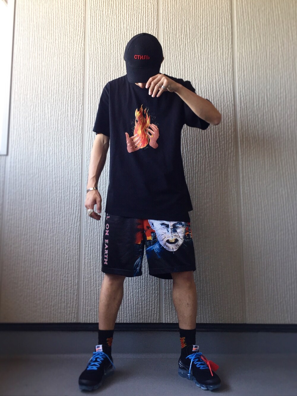 「supreme、 オフホワイト、OFF-WHITE、heronpreston、おしゃれさんと繋がりたい」｜「off whiteのアイテム（Tシャツ/カットソー、ブラック系）」を使った、いっくんさん（メンズ・176cm）の春コーディネートの1枚目の写真