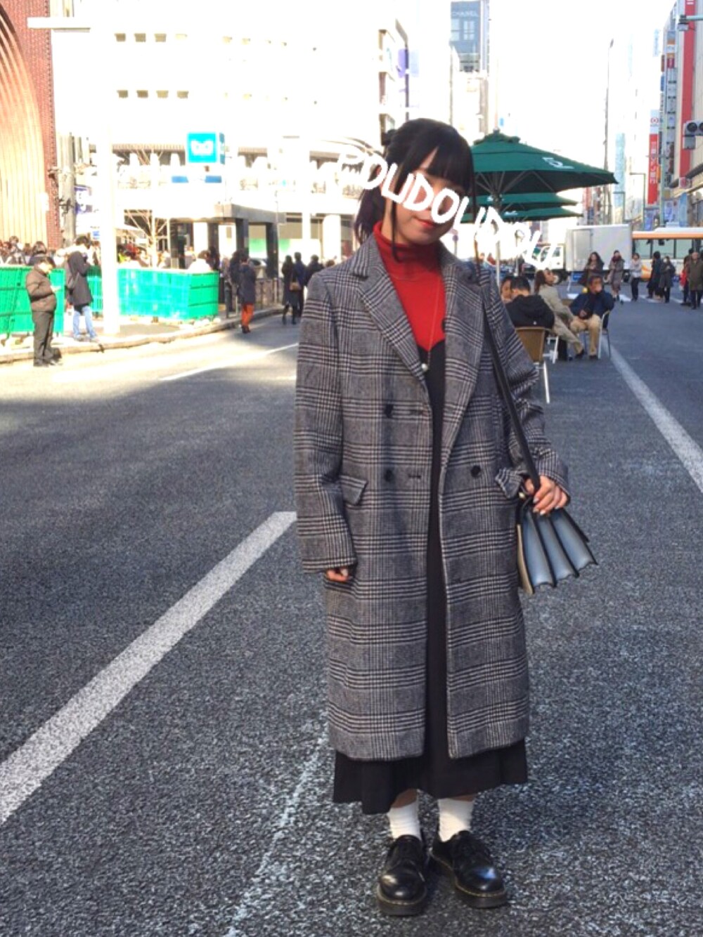「pou dou dou、Ank Rouge、Dr.Martens、グレンチェック、チェスターコート、赤タートル、ワンピース、ショルダーバッグ、銀座、リボン」｜「Ank Rougeのダブルリボンヘアポニー（ヘアゴム、ブラック系）」を使った、りなぴ。＊さん（レディース・154cm）の冬コーディネートの1枚目の写真
