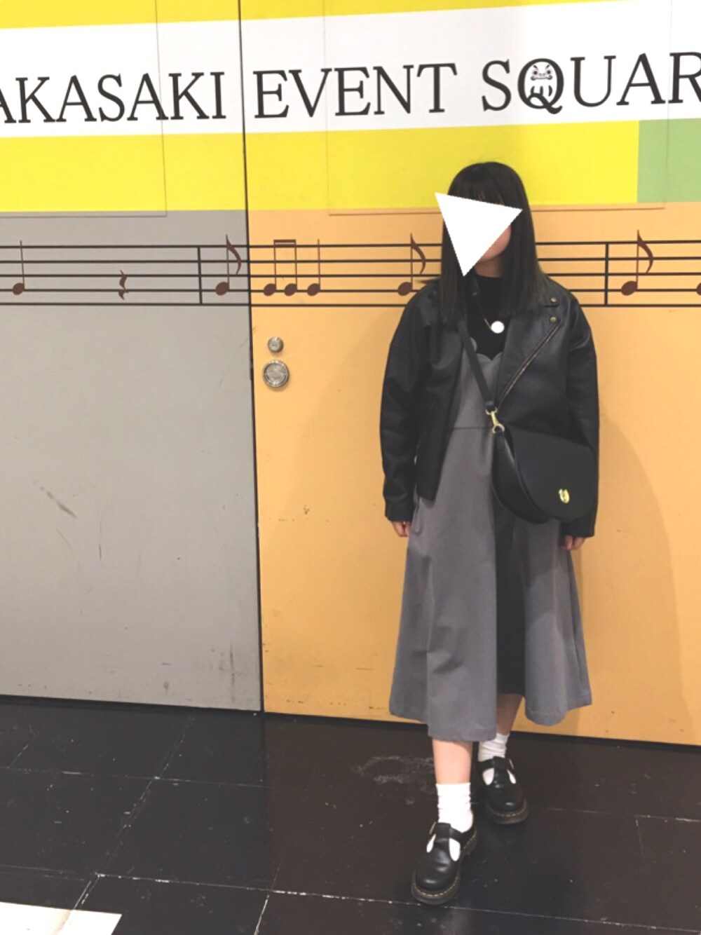「pou dou dou、Dr.Martens、ライダース、ワンピース、スカラップ、ニット、ショルダーバッグ、モノトーン、低身長コーデ」｜「POU DOU DOUのフェイクレザーライダースジャケット（ライダースジャケット、ブラック系）」を使った、りなぴ。＊さん（レディース・154cm）の秋コーディネートの1枚目の写真