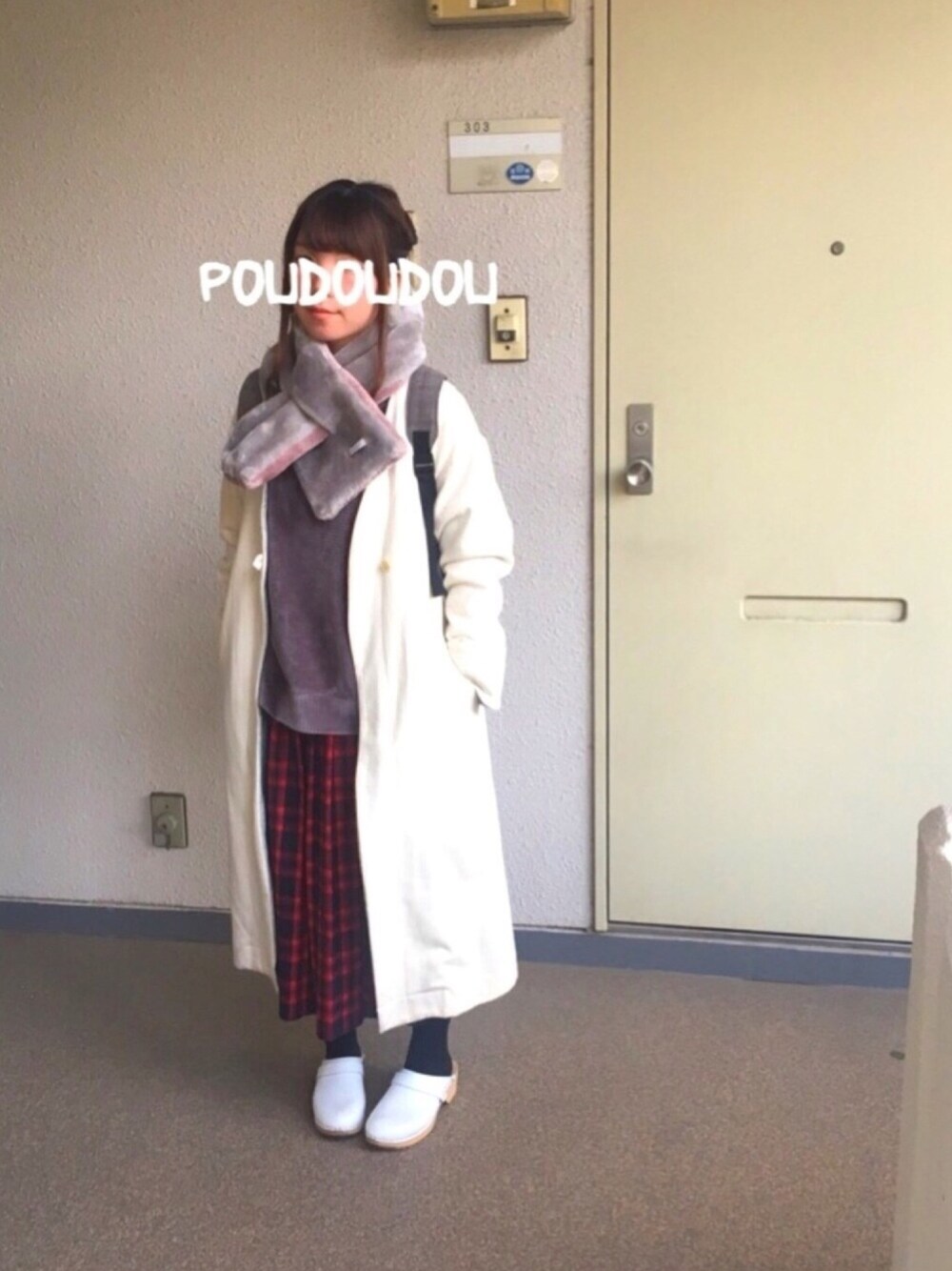 「pou dou dou、ガウン、マフラー、チェック、プリーツスカート、サボ」｜「POU DOU DOUのガウンコート（ノーカラージャケット、ホワイト系）」を使った、りなぴ。＊さん（レディース・154cm）の冬コーディネートの1枚目の写真