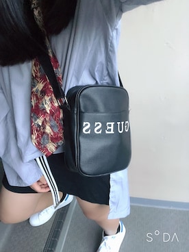 「Guess（ゲス）のアイテム（バッグ、ブラック系）」を使った、Karinさん（レディース）の夏コーディネート