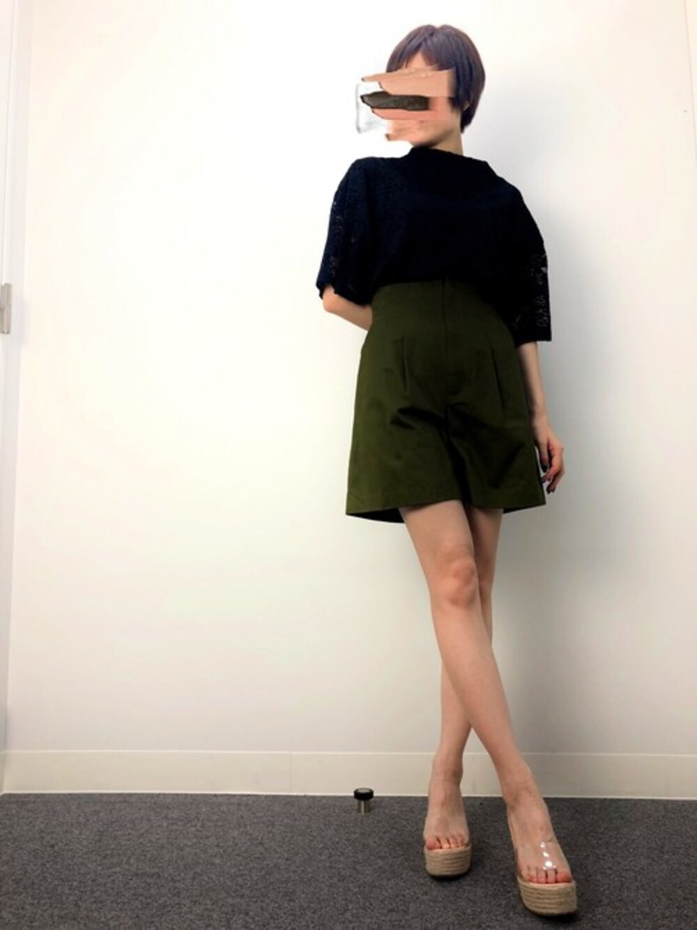 ブラック系のTシャツ/カットソー、グリーン系のその他パンツを着用したレディースの夏コーディネートの1枚目の写真