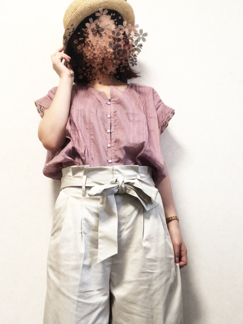 パープル系のシャツ/ブラウス、ベージュ系のその他パンツ、ベージュ系のハットを着用したレディースの夏コーディネートの1枚目の写真