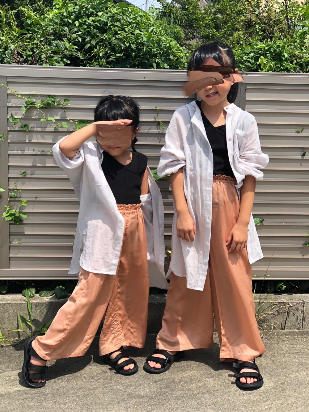 「シンプルコーデ、カジュアル、リラックススタイル、シアーシャツ、サテンパンツ、バースデイ、チャオパニックティピー(CIAOPANIC TYPY)、パンツスタイル」｜「CIAOPANIC TYPYの【ママとおそろい】アシメショルダータンクトップ（タンクトップ、ブラック系）」を使った、ひんさんさん（キッズ・122cm）の夏コーディネートの1枚目の写真