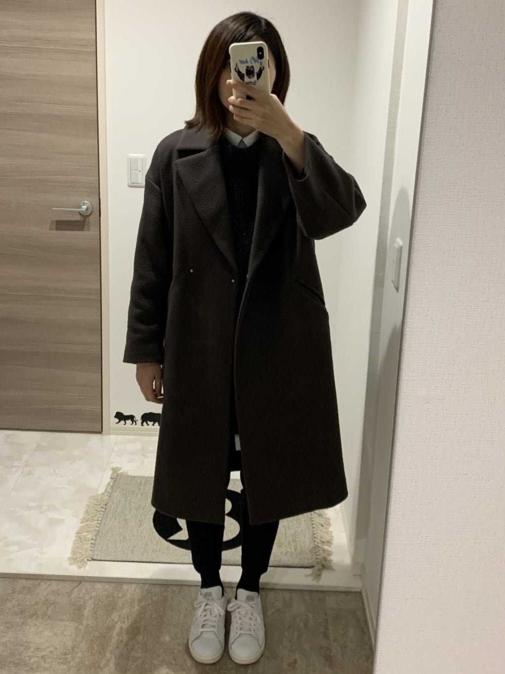 「オトナカジュアル、オトナ女子、チェスターコート、グレーだけどワインレッドっぽい色、MANTECO、ニット×シャツ、Ａラインニット、ネイビーニット、ストライプシャツ、スニーカーコーデ」｜「adidasの★2016年春夏モデル★オリジナルス　スタンスミス　[STAN SMITH]（スニーカー、ホワイト系）」を使った、yu.mさん（レディース・164cm）の冬コーディネートの1枚目の写真