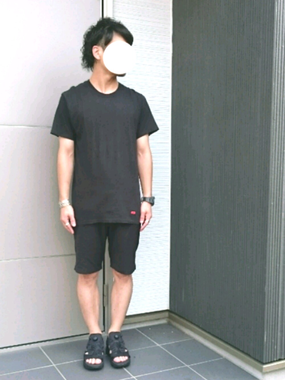 ブラック系のサンダル、ブラック系のTシャツ/カットソー、ブラック系のその他パンツを着用したメンズの夏コーディネートの1枚目の写真
