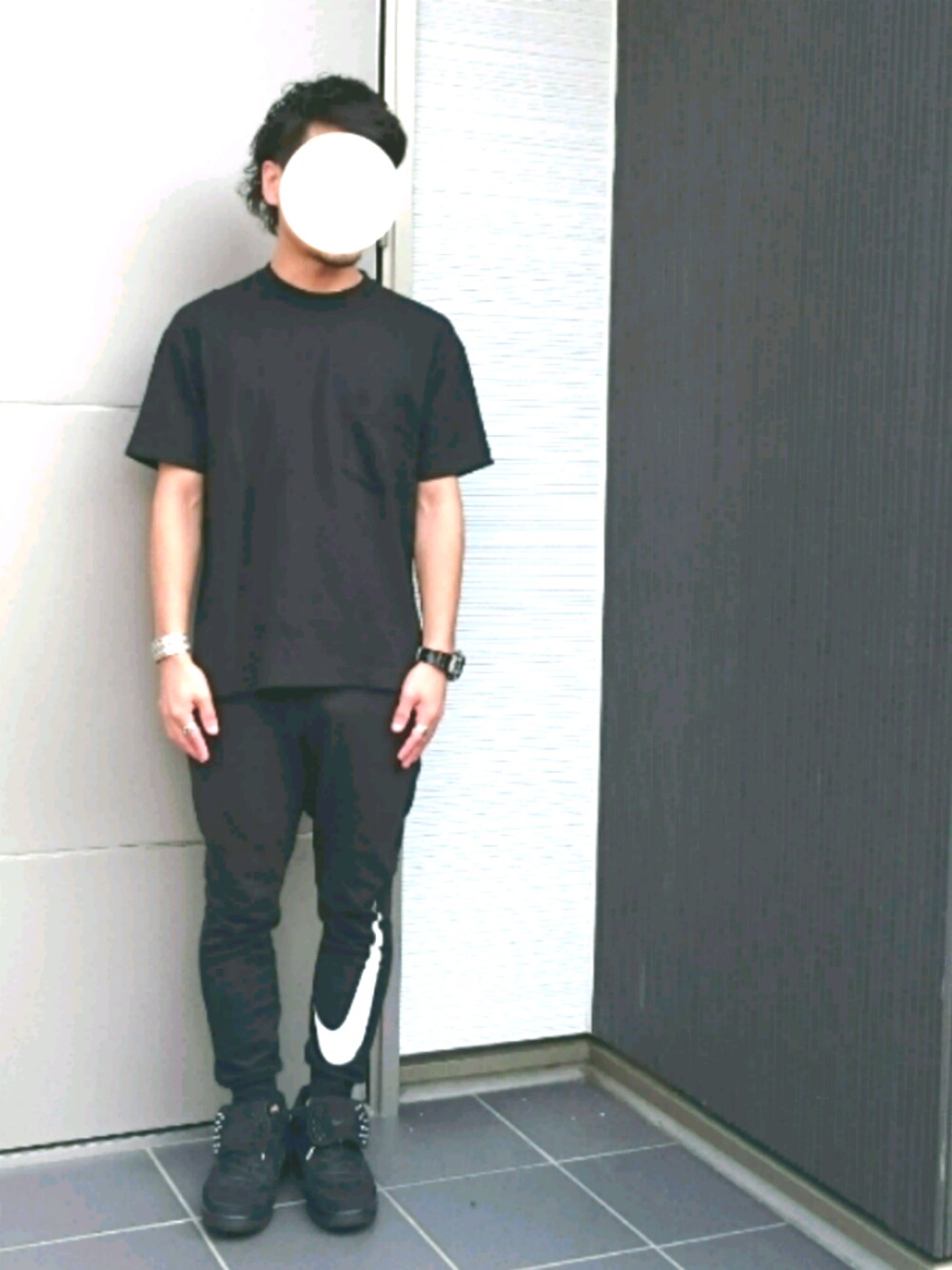 ブラック系のTシャツ/カットソー、ブラック系のその他パンツ、ブラック系のスニーカーを着用したメンズの夏コーディネートの1枚目の写真
