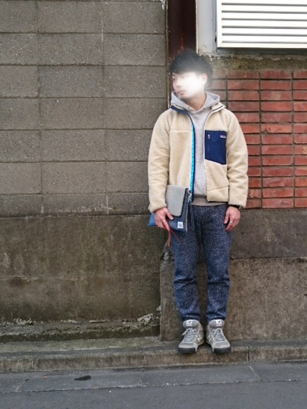 グレー系のスニーカー、ブルー系のパンツ、ベージュ系のブルゾンを着用したメンズの冬コーディネートの1枚目の写真