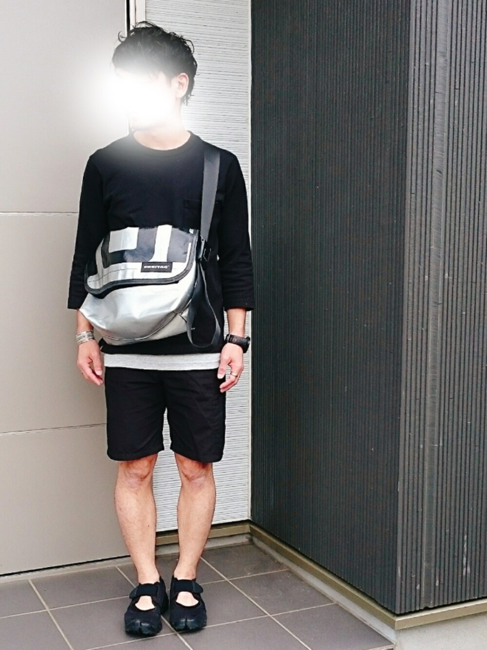 「オールブラック、パパコーデ、フライターグ、FREITAG、ユニクロコーデ、エアリフト、インディアンジュエリー、SUUNTO、Suman Dhakhwa、ナバホ」｜「早いけど母の日のアイテム（その他、その他）」を使った、yujiさん（メンズ・167cm）の春コーディネートの1枚目の写真