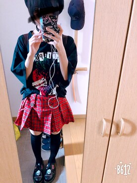 「ヘルキャットパンクスのアイテム（Tシャツ/カットソー、ブラック系）」を使った、Laylaさん（レディース・155cm）の秋コーディネート