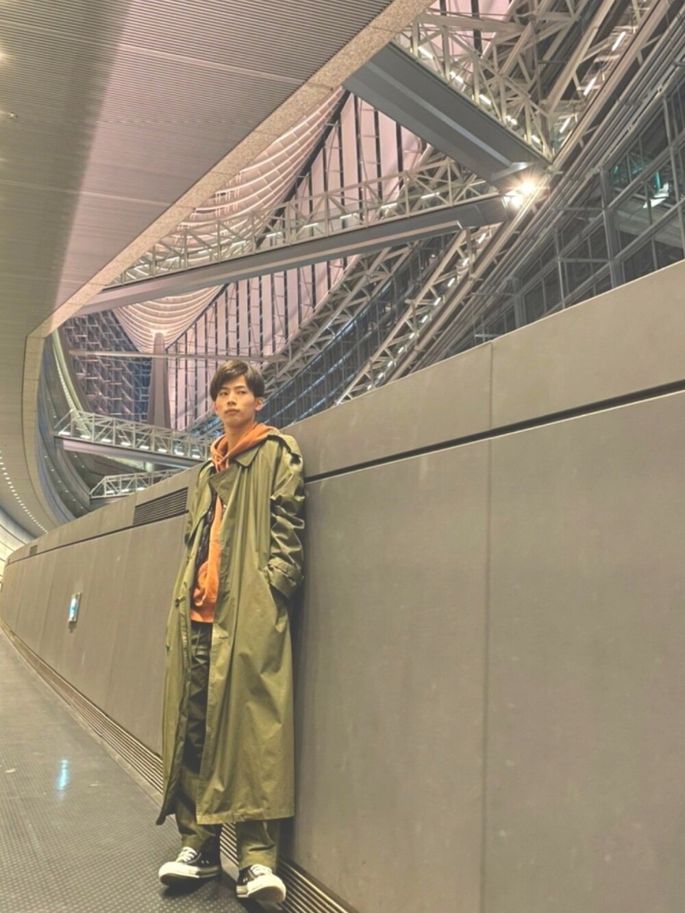 「オーバーサイズ、冬コーデ、古着、今日のコーデ、トレンチコート、カーキ、カーキパンツ、カーキアウター、GU、converse」｜「usedのアイテム（トレンチコート、グリーン系）」を使った、なべしょさん（メンズ・170cm）の冬コーディネートの1枚目の写真
