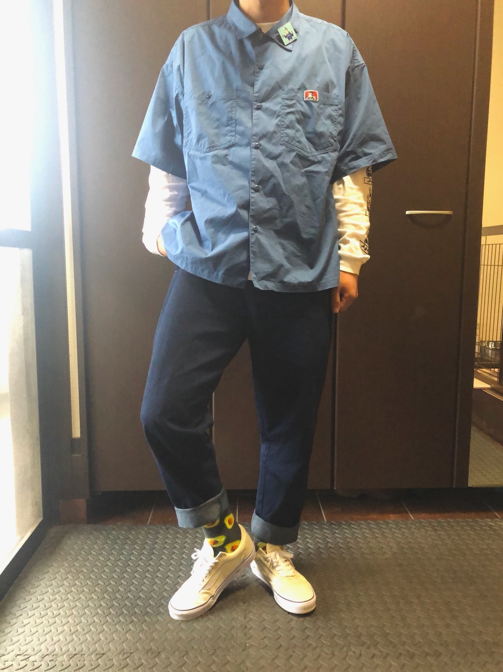 「ストリート、クックマン、ワークシャツ、ピンズ、デニム」｜「COOKMANのアイテム（パンツ、ブルー系）」を使った、naruさん（メンズ・172cm）の夏コーディネートの1枚目の写真