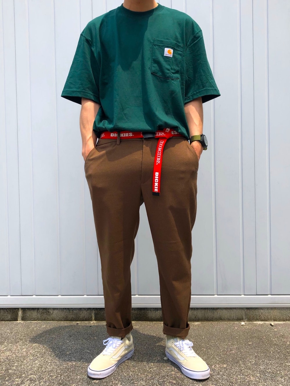 「夏コーデ、今日のコーデ、カーハート、VANS、お洒落さんとつながりたい、タックイン、シンプルスタイル」｜「Carharttのcarhartt(カーハート) ビッグシルエット ポケット半袖 ロゴ Tシャツ Workwear Pocket 1/2 Sleeve T-Shirts Air Tokyo セレクト（Tシャツ/カットソー、グリーン系）」を使った、naruさん（メンズ・172cm）の夏コーディネートの1枚目の写真