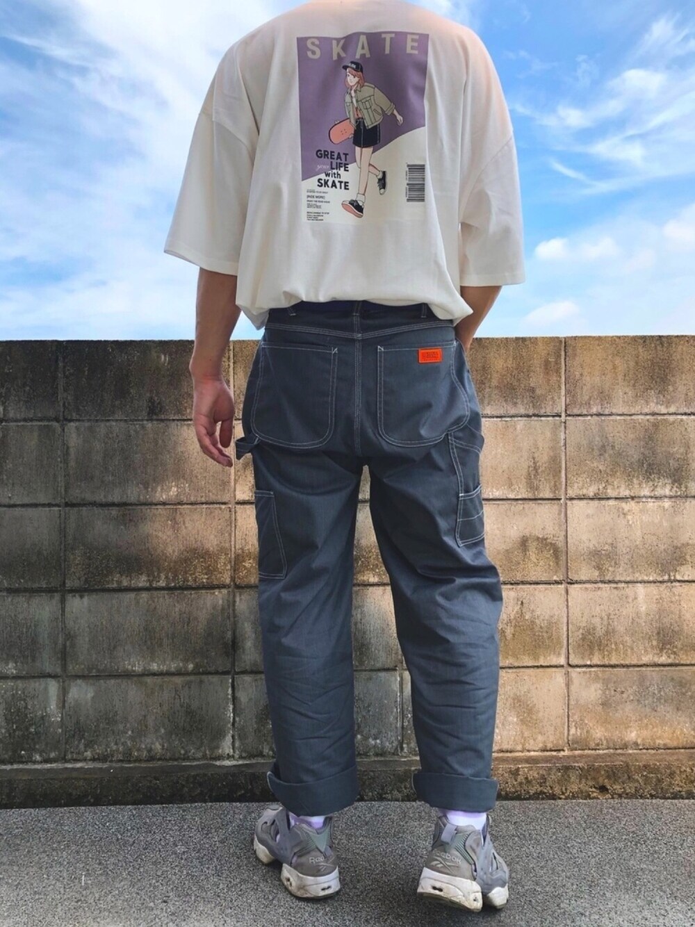 「シンプルコーデ、オーバーサイズ、夏、ペインターパンツ、ストリート、タックイン、リーボック(Reebok)」｜「kutirのレトロマガジンアソートTシャツ（Tシャツ/カットソー、ホワイト系）」を使った、naruさん（メンズ・172cm）の夏コーディネートの1枚目の写真