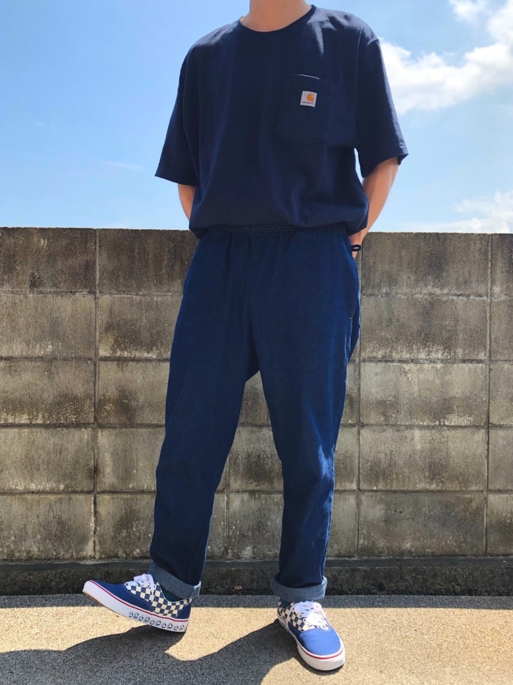 「休日スタイル、夏コーデ、ラフ、Tシャツ、シェフパンツ、ブルー、VANS、タックイン、carhartt」｜「CarharttのCarhartt カーハート/ビッグサイズ 半袖 ポケットTシャツ ワンポイントロゴ カットソー（Tシャツ/カットソー、ブルー系）」を使った、naruさん（メンズ・172cm）の夏コーディネートの1枚目の写真