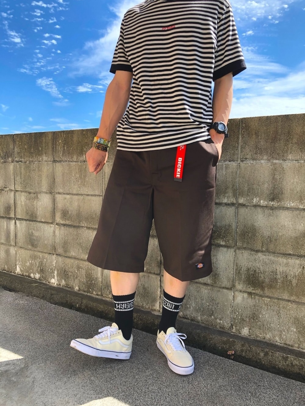「シンプルコーデ、今日のコーデ、夏、スニーカー、ストリートコーデ、フェススタイル、ライブ、ハーフパンツ、Dickies、VANS」｜「DickiesのUS42283 13インチポケットワークショーツ（その他パンツ、ブラウン系）」を使った、naruさん（メンズ・172cm）の夏コーディネートの1枚目の写真