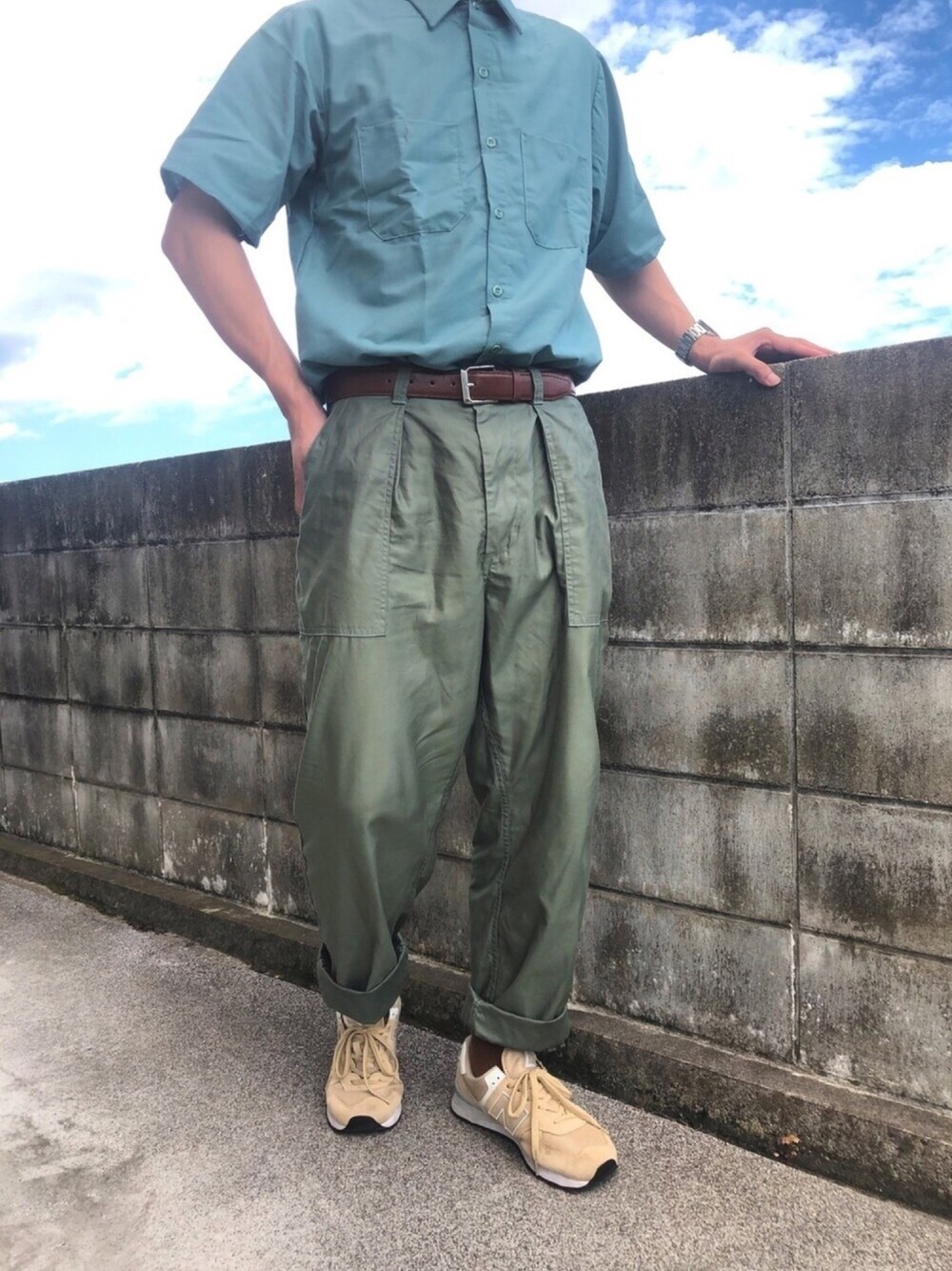 「休日スタイル、夏コーデ、タックイン、シンプルスタイル、きれいめカジュアル、アースカラー、REDKAP、BEAMS、New Balance」｜「RED KAPのアイテム（シャツ/ブラウス、グリーン系）」を使った、naruさん（メンズ・172cm）の夏コーディネートの1枚目の写真