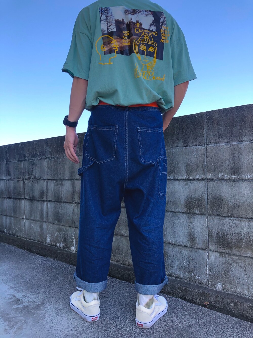 「休日スタイル、シンプルコーデ、夏コーデ、ビッグシルエット、タックイン、ストリート、Dickies、Mark Gonzales、kutir、VANS」｜「Mark GonzalesのMark Gonzales/マークゴンザレス EMMA CLOTHES別注 ビッグシルエットロゴ刺繍×バックプリント 半袖 Tee(背面プリント)（Tシャツ/カットソー、グリーン系）」を使った、naruさん（メンズ・172cm）の夏コーディネートの1枚目の写真