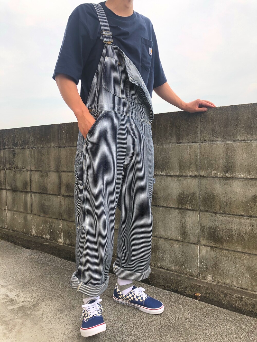 「今日のコーデ、ストリートコーデ、オーバーオール、ストリート、ヒッコリー、オーバーサイズ、carhartt、LEE、VANS」｜「CarharttのCarhartt カーハート/ビッグサイズ 半袖 ポケットTシャツ ワンポイントロゴ カットソー（Tシャツ/カットソー、ブルー系）」を使った、naruさん（メンズ・172cm）の夏コーディネートの1枚目の写真