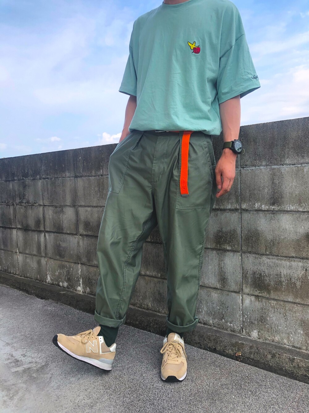 「今日のコーデ、Tシャツ、ピスタチオ、ストリート、タックイン、Mark Gonzales、BEAMS、New Balance」｜「Mark GonzalesのMark Gonzales/マークゴンザレス EMMA CLOTHES別注 ビッグシルエットロゴ刺繍×バックプリント 半袖 Tee(背面プリント)（Tシャツ/カットソー、グリーン系）」を使った、naruさん（メンズ・172cm）の夏コーディネートの1枚目の写真