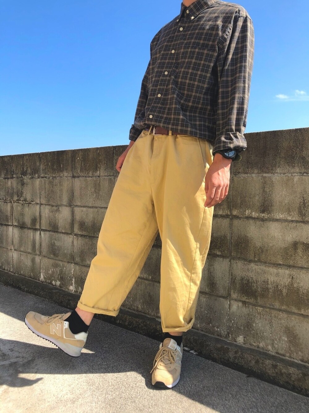 「秋のコーデ、今日のコーデ、古着、シャツスタイル、チェックシャツ、ワイドパンツ、ベージュ、タックイン、秋服準備はじめました、New Balance」｜「usedのアイテム（シャツ/ブラウス、グリーン系）」を使った、naruさん（メンズ・172cm）の秋コーディネートの1枚目の写真