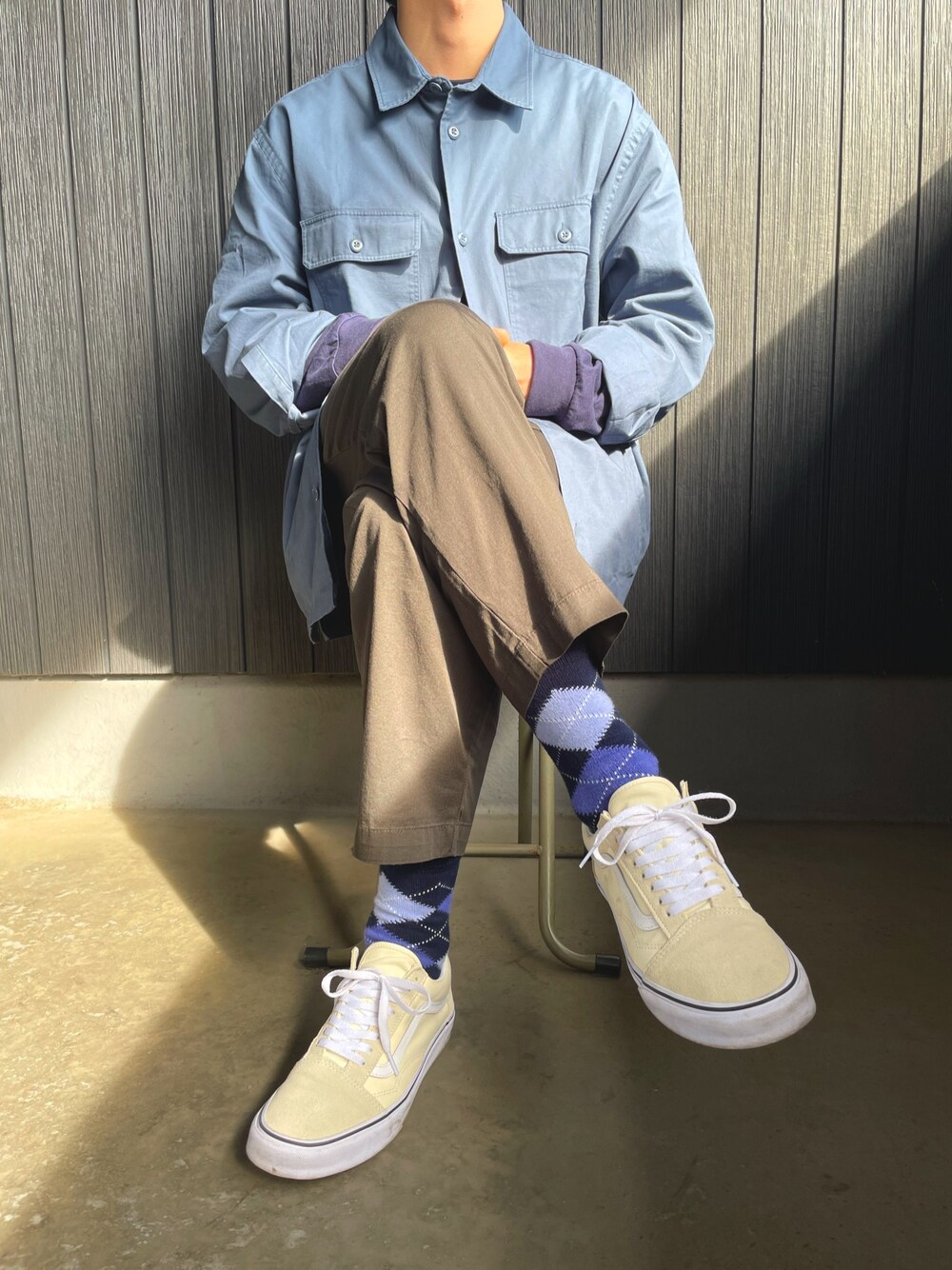 「休日スタイル、春、ワントーンコーデ、カジュアル、シンプル、ワークジャケット、H&M、UNIQLO、VANS」｜「UNIQLOのアイテム（Tシャツ/カットソー、ブルー系）」を使った、naruさん（メンズ・172cm）の冬コーディネートの1枚目の写真