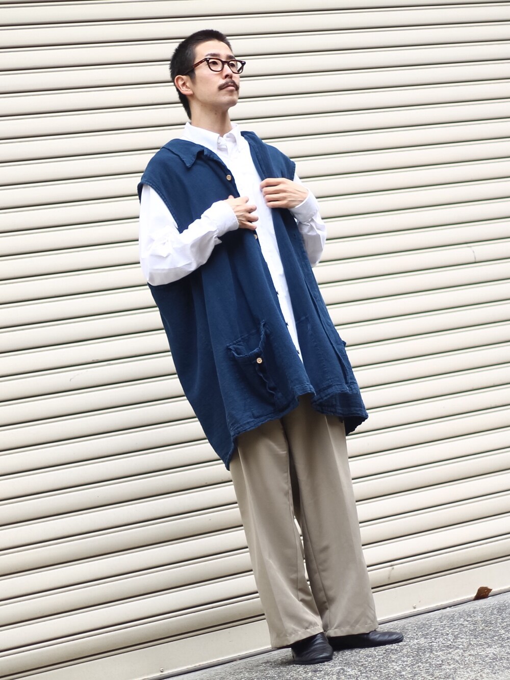 ホワイト系のシャツ/ブラウス、ブルー系のその他アウター、ベージュ系のスラックスを着用したメンズの夏コーディネートの1枚目の写真