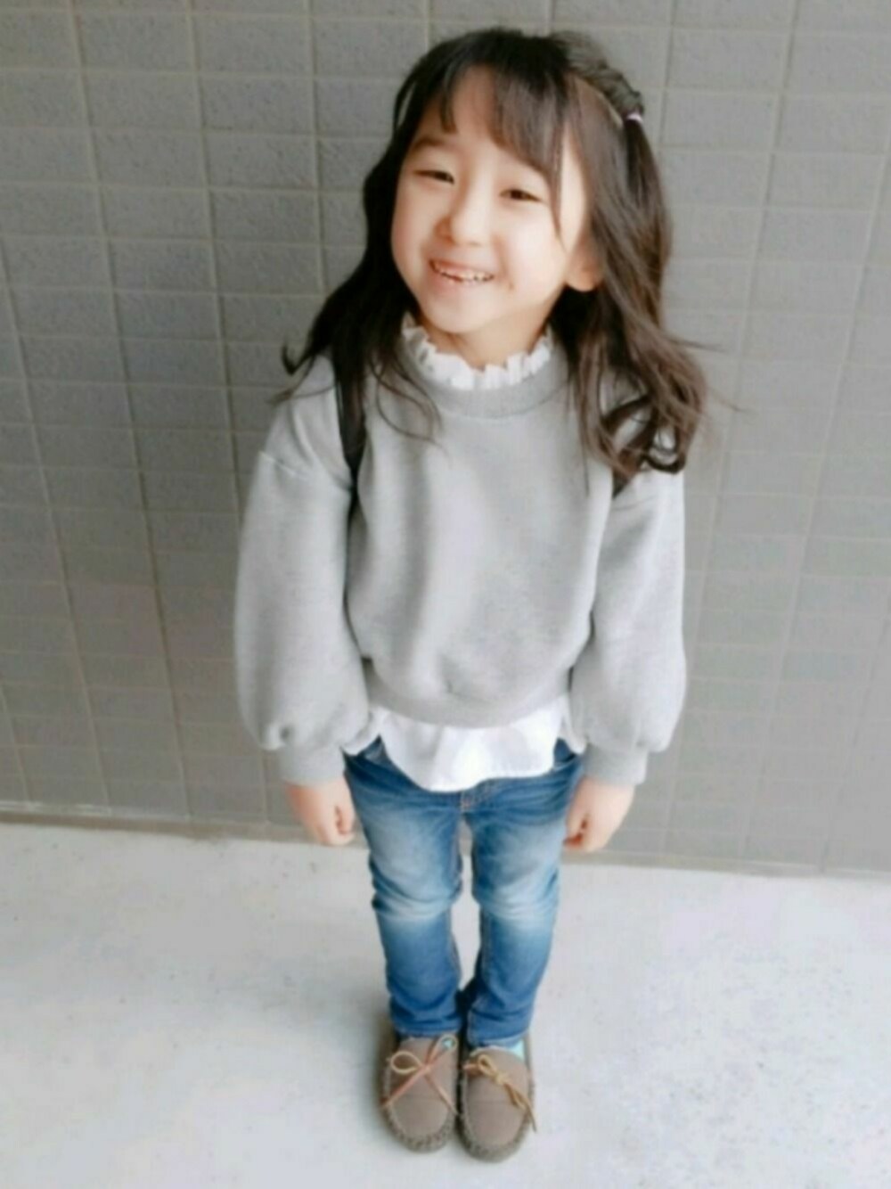 「GLOBALWORKのアイテム（スウェット、グレー系）」を使った、ioriさん（キッズ・110cm）の春コーディネートの1枚目の写真